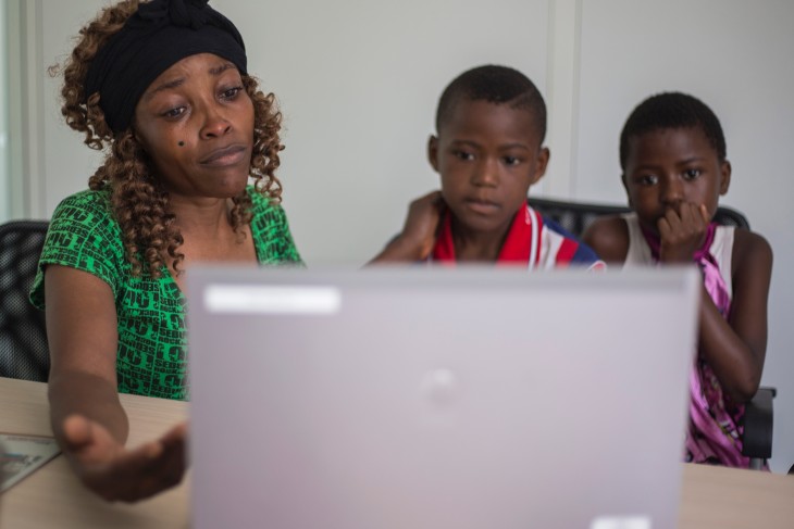 Denise avec deux de ses quatre enfants lors de la visio-conférence.