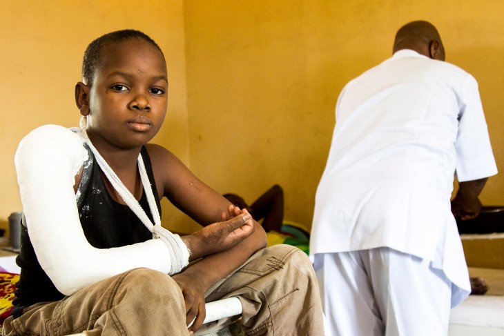 The ICRC is providing medical supplies and giving surgical training to the State Specialist Hospital in Maiduguri, to help staff treat both illnesses and wounds inflicted by bomb blasts and bullets.