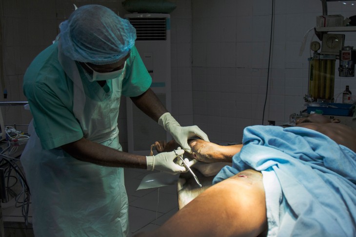 The ICRC is providing medical supplies and giving surgical training to the State Specialist Hospital in Maiduguri, to help staff treat both illnesses and wounds inflicted by bomb blasts and bullets.