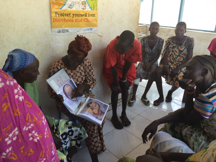 رودا، قابلة تابعة لقسم الصحة بمقاطعة "مايوت"، تقدم حلقة تدريبية للقابلات في "مايوت" بجنوب السودان. وتدعم اللجنة الدولية برامج في المرفق الصحي لصالح الحوامل والأمهات الواضعات حديثًا للمساعدة على تحسين صحة حديثي الولادة. CC BY-NC-ND/ICRC/Antonia Lise Stokes
