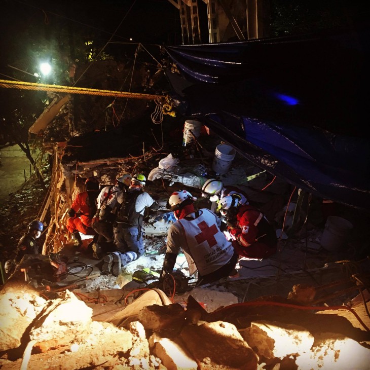 Cruz Roja realiza búsqueda y rescate en estructuras colapsadas por sismo