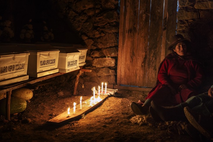 Vigilia frente a los restos de 4 miembros de una familia en Chungui, Aayacucho. (Foto: CICR/Kathryn Cook-Pellegrin)