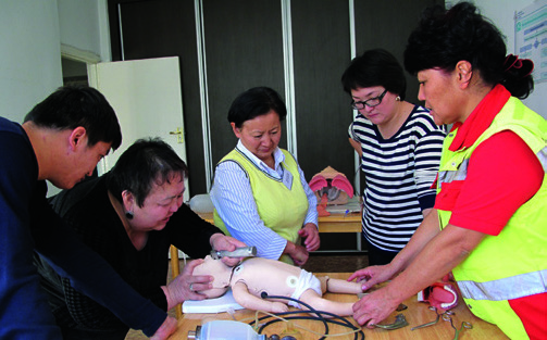 Participants take part in an exercise during an emergency trauma care course.