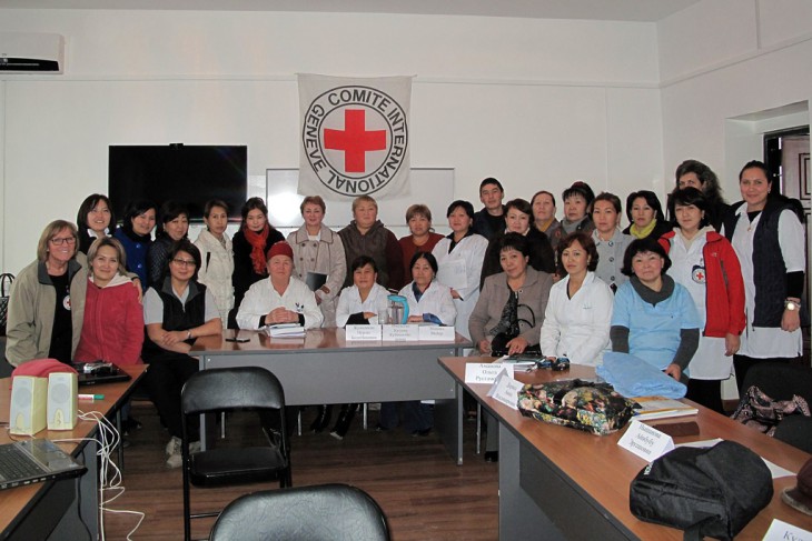 Students and instructors pose for a course photo.