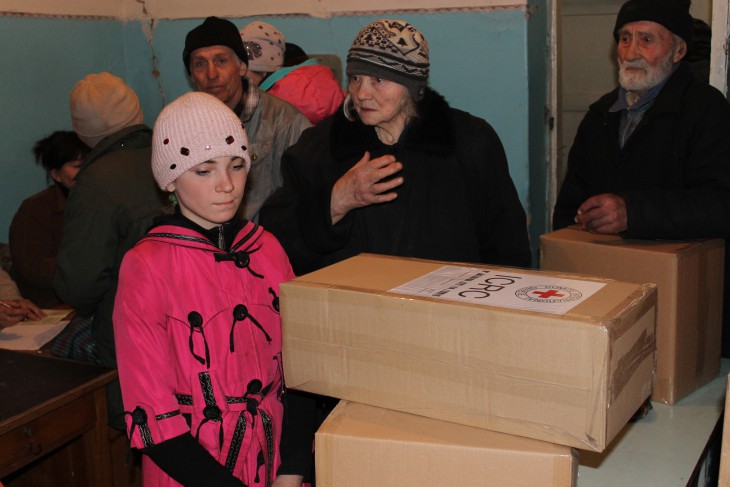 Donetskiy, Ukraine. Residents collect emergency supplies from the ICRC.