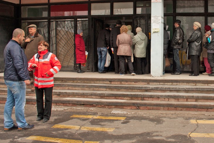 Severodonetsk, Ukraine, 17 April 2015. People queue for bread, wrapped in coats and hats against the cold spring wind.