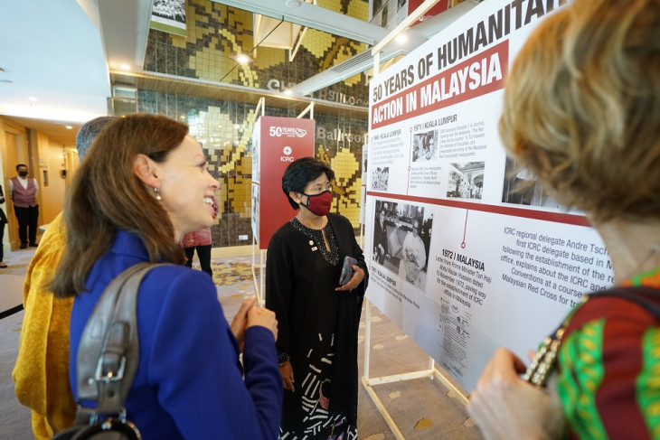 Her Highness Tunku Puteri Intan Safinaz Binti Almarhum Sultan Abdul Halim Mu'adzam Shah, Tunku Temenggong Kedah, Christine Cipolla, YB Dato' Sri Saifuddin Abdullah and Biljana Milosevic take a moment at the photo exhibition to illustrate ICRC's presence in Malaysia