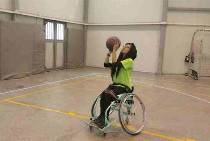 Nilofar practices wheelchair basketball at the ICRC orthopaedic centre in Kabul.