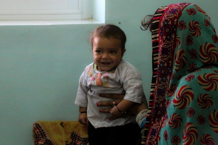 Niños de Afganistán. Hospital Mirwais, Kandahar, Afganistán Una paciente esboza una enorme sonrisa al ver llegar a un enfermero. CC BY-NC-ND / CICR / Thomas Glass
