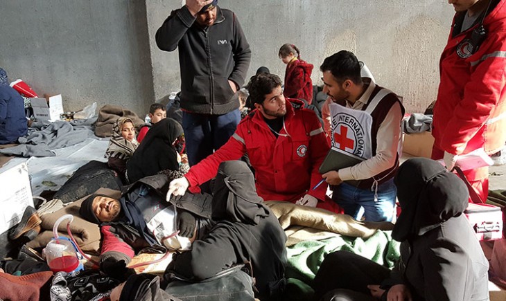 Trabajadores de la Media Luna Roja Árabe Siria brindan atención médica de emergencia a personas que huyeron de Alepo. CC BY-NC-ND / CICR / Sana Tarabishi