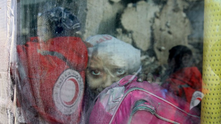 Una niña es evacuada de Alepo oriental en autobús. REUTERS / Abdalrhman Ismail