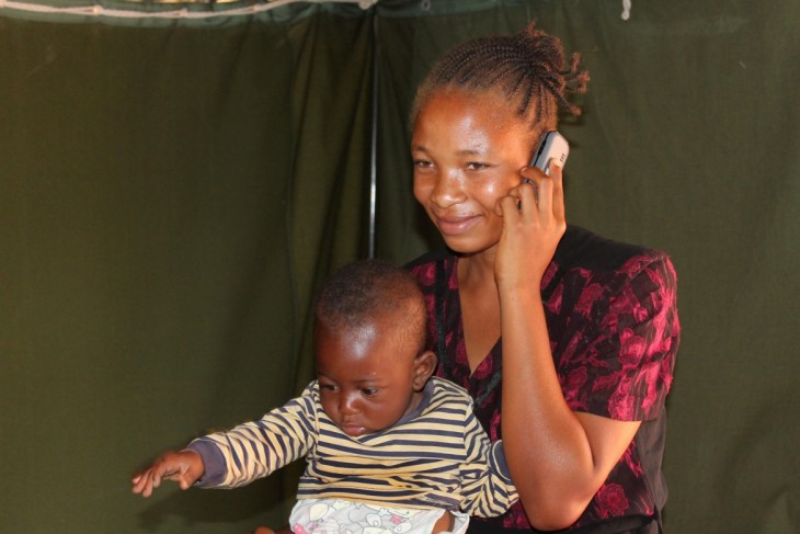 Durante su primera llamada telefónica, Maria Nganza está ansiosa de decirles a sus familiares en República Democrática del Congo que se está viva. / CICR
