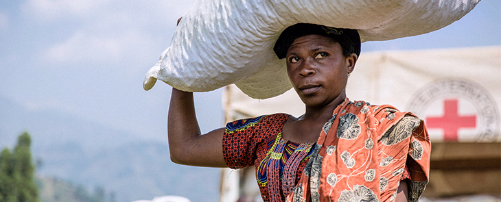 A woman carries a sack of seed that was distributed by the ICRC to displaced persons in South Kivu, Democratic Republic of Congo. Alyona Synenko/ICRC