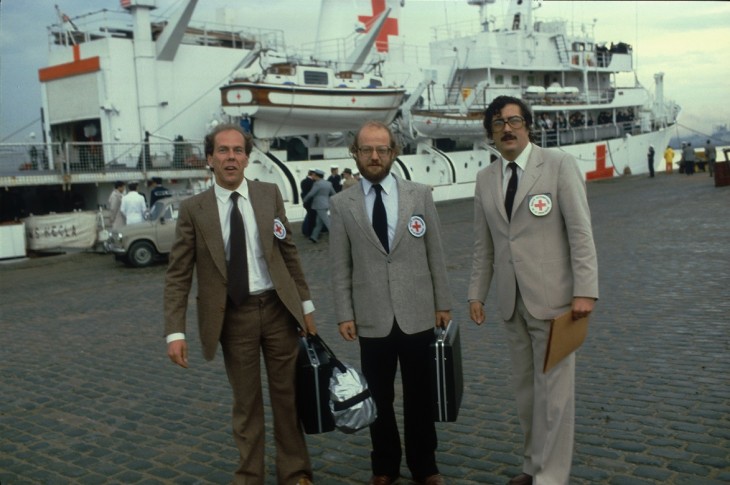 Falklands/Malvinas, 1982: Equipo del CICR recibe prisioneros de guerra