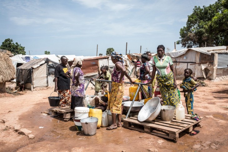 Campamento Mpoko, Bangui. El sistema de abastecimiento de agua puede contener hasta 70.000 litros de agua. A pesar de ello, las personas que viven en el campamento consumen el agua rápidamente. CC BY-NC-ND / CICR / Virginie Nguyen Hoang