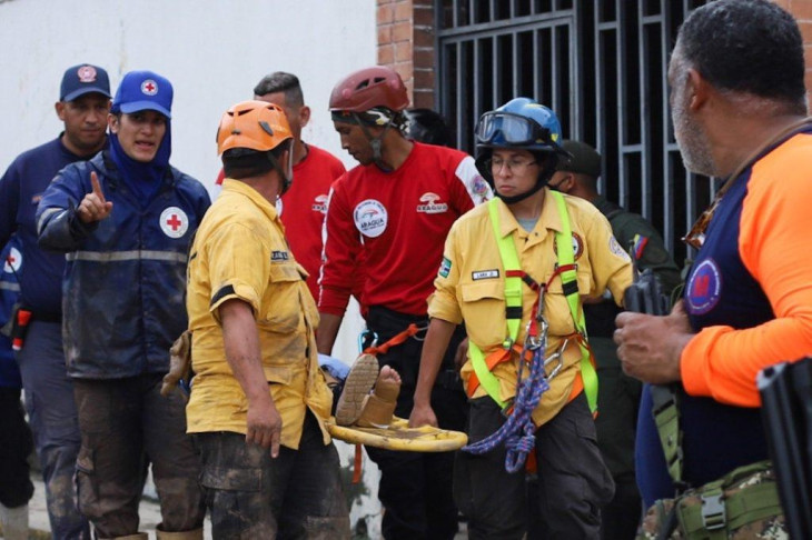A la izquierda, se ve a Fernando (el que señala) trabajando junto a personal de Protección Civil, CorpoSalud, El GARC y otros, durante el traslado en camilla de un paciente