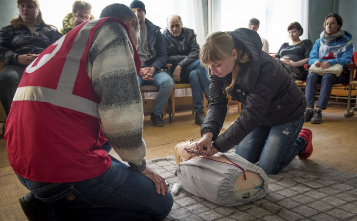Voluntários do Movimento Internacional da Cruz Vermelha fazem curso de primeiros socorros.