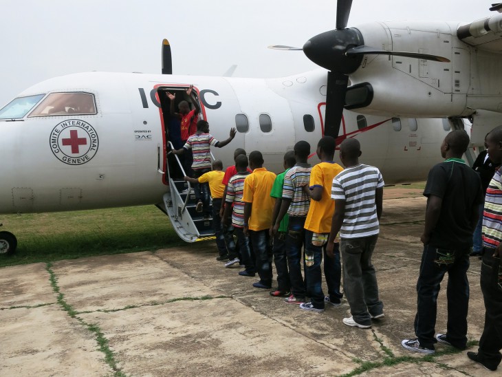 República Democrática del Congo. Un grupo de ex niños soldados aborda un avión del CICR en la base militar de Kamina. El avión los llevará a sus hogares en el nordeste del país. CC BY-NC-ND / CICR / A. NZIAVAKE