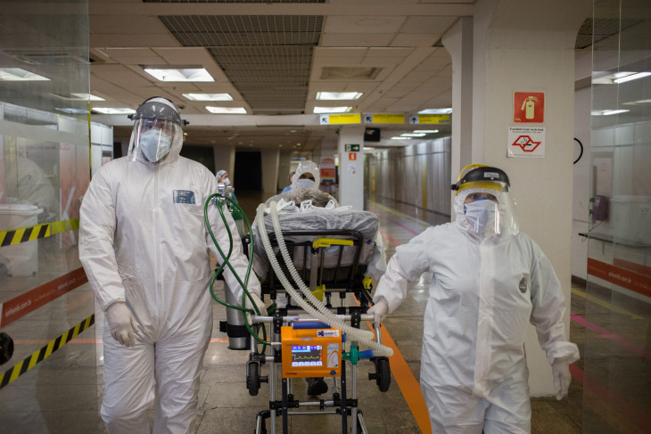 19.	Equipe de profissionais de saúde conduz maca pelos corredores do Hospital de Campanha do Anhembi em São Paulo. Foto: Tiago Queiroz/CICV