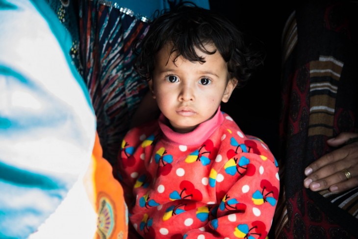 Ayousha vive en una carpa dentro de un centro para personas desplazadas por los enfrentamientos. La vida dentro de la carpa es todo lo que conoce desde que nació, hace un año. CC BY-NC-ND / CICR / Ibrahim Adnan Sherkhan