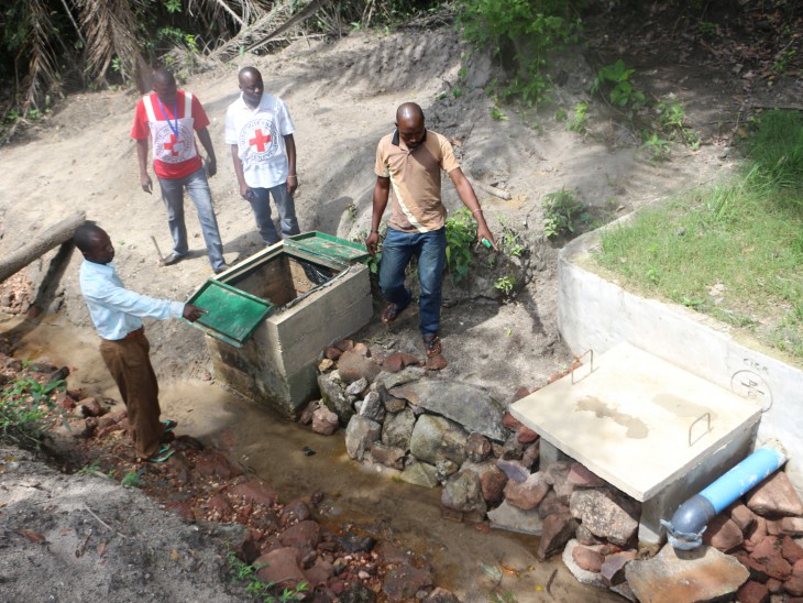 L'équipe CICR à la source naturelle de Kibutumbi