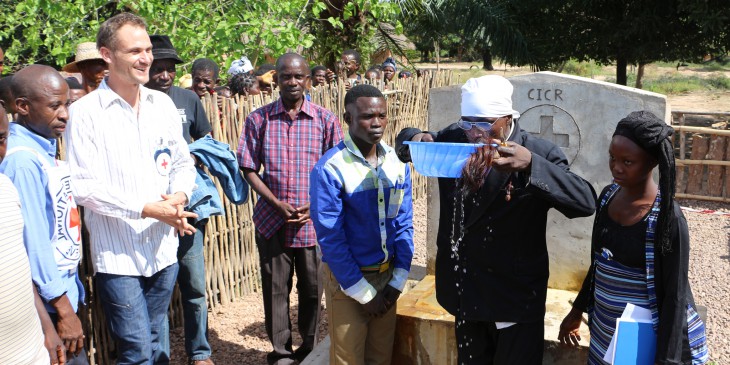 Le chef de terresde Kansonge buvant l'eau d'une borne fontaine