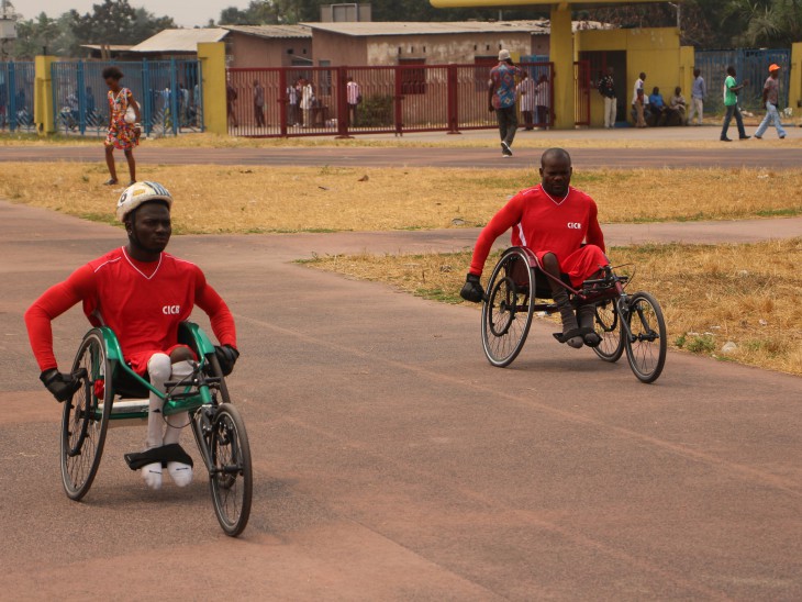 Deux athlèthes, Mwengani et Kinzonzi s'entrainent pour la course sur piste