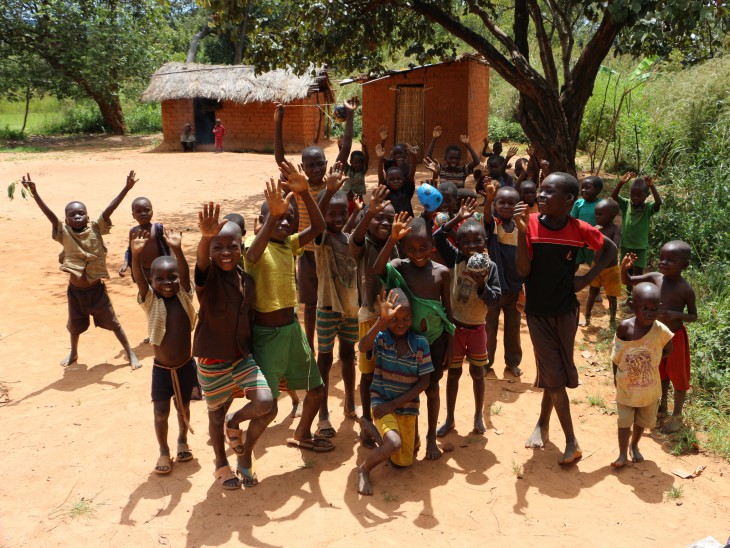 Ahora que están de regreso en su aldea, los niños de Kangombe, en la Repúboica Democrática del Congo (RDC), pueden volver a la escuela. CC BY-NC-ND / ND CC BY NC / CICR