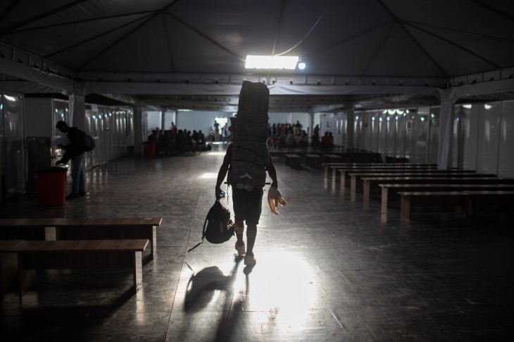 Migrante chega ao centro de acolhimento em Pacaraima, Brasil.