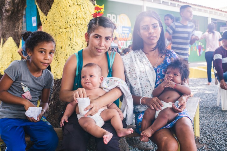 YORBELIS CUMUXCHINA (À DIREITA), SEU BEBÊ E COLEGAS NO ABRIGO SÃO VICENTE II EM BOA VISTA, RORAIMA, BRASIL. FOTO: B.MAST/CICV
