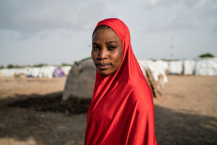 Fugindo do conflito, muitas pessoas se deslocam na Nigéria e passam a viver dependendo de ajuda humanitária.