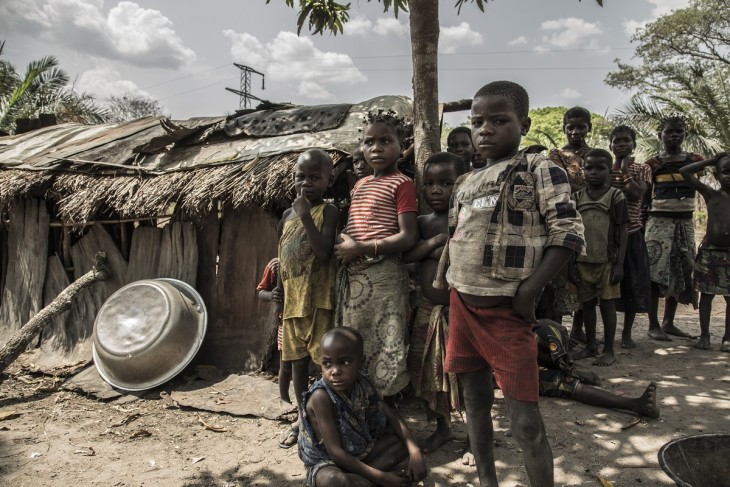 RD Congo, provincia de Tanganica, Manono. El CICR brinda atención médica a niños que sufren malnutrición. Sus familias también reciben artículos de necesidad básica. CC BY-NC-ND / CICR / Birom Seck