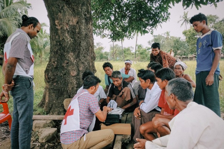 "Las comunidades valoran el esfuerzo que realiza la Cruz Roja para llegar a esas aldeas. Muchos dicen que somos los primeros en llegar y escuchar las dificultades que enfrentan." – Makoto Abe, empleado del CICR en Rakhine. CC BY-NC-ND / CICR / Hla Yamin Eain