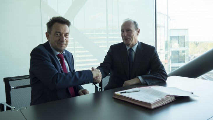 Mr Maurer et Mr Burrin signing the Memorandum of Understanding 