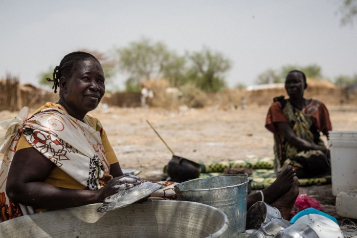 "Me levanto todos los días a las tres de la mañana a buscar agua para mi familia. Lo que me dan apenas alcanza para beber y cocinar. Asearse es un lujo." Nygiealh tiene 44 años y tres hijos. Se desplazó de Malakal a Wau Shilluck, de ahí a Kodok y de Kodok a Aburoc. CC BY-NC-ND / CICR / Alyona Synenko
