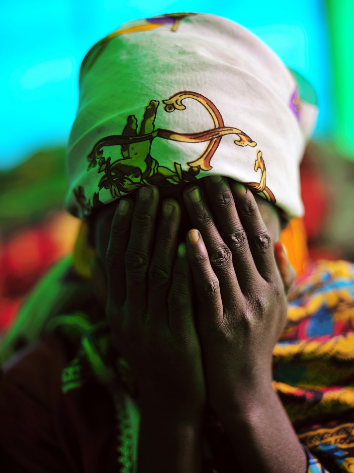 Una joven de 14 años, sobreviviente de la violencia sexual, en un centro de tratamiento de Kivu Norte, este del Congo (2008). © Lynsey Addario / Getty Images Reportage