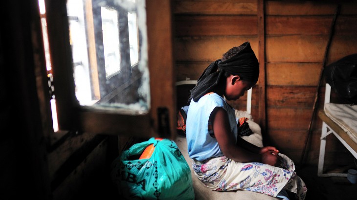 Una joven de 15 años, sobreviviente de la violencia sexual, sentada en un refugio en Goma, Kivu Norte, este del Congo (2008). © Lynsey Addario / Getty Images Reportage