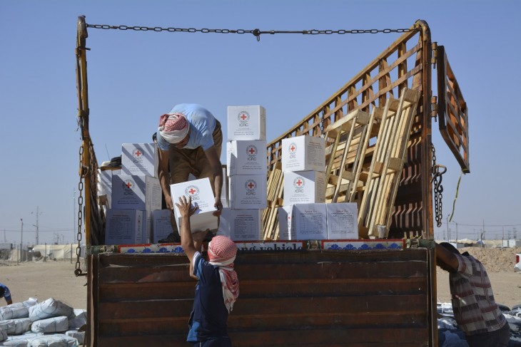 Gobernación de Al-Anbar, campamento de Amiriyat Al-Fallujah, Irak. El CICR distribuye alimentos entre 3.150 personas desplazadas. CC BY-NC-ND / CICR / AMAL, Hussein